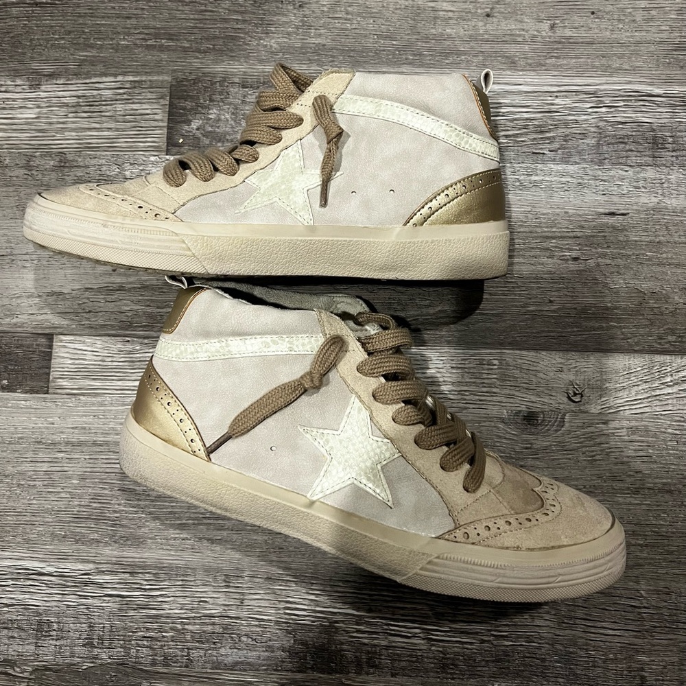 Shu Shop, women’s size 9, do have a stain on the side of shoe as shown